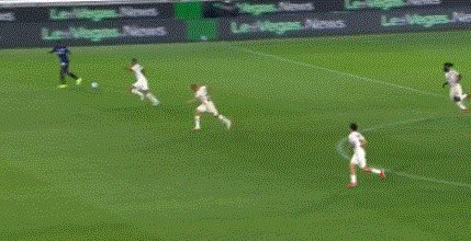 1633295108150081464.gif 世界杯官网指南-【意甲】队长28秒闪击 AC米兰被追2球客胜亚特兰大